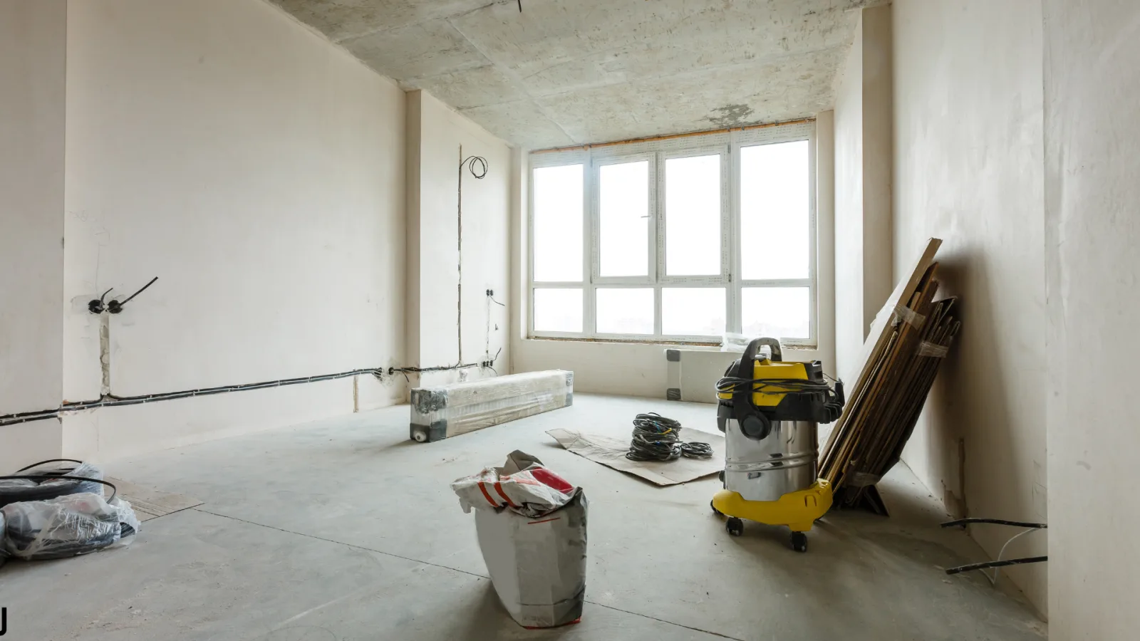 Woonkamer in casco staat, tijdens de renovatie
